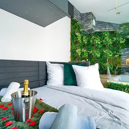 Little Jungle Jacuzzi Apartament